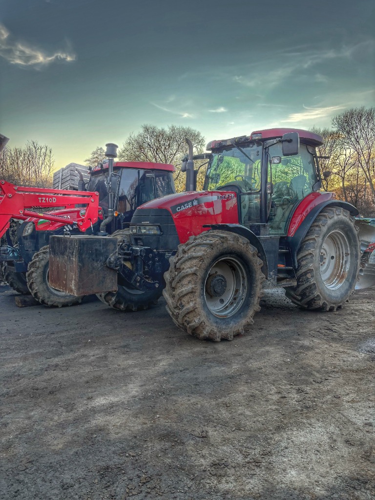 Модерен червен трактор CASE IH на полето